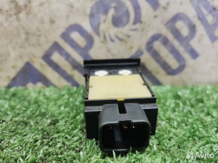 Кнопка обогрева лобового стекла Toyota Avensis