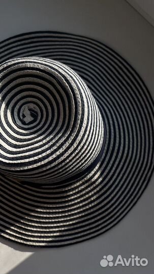 Полосатая шляпа с широкими полями