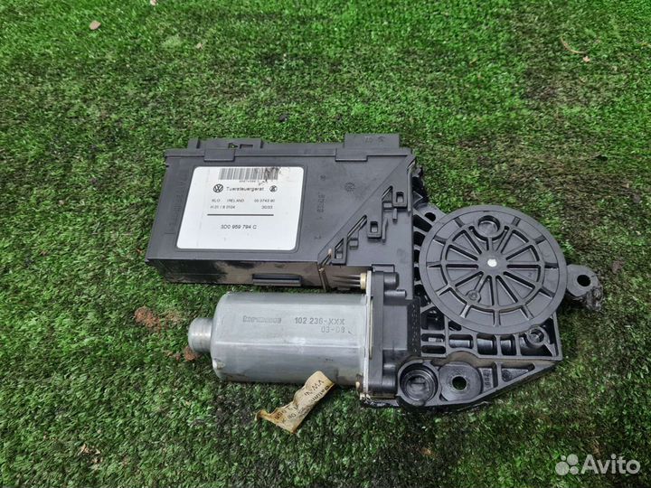 Моторчик стеклоподъемника задний правый Porsche