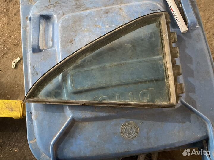 Стекло боковое Toyota Corolla