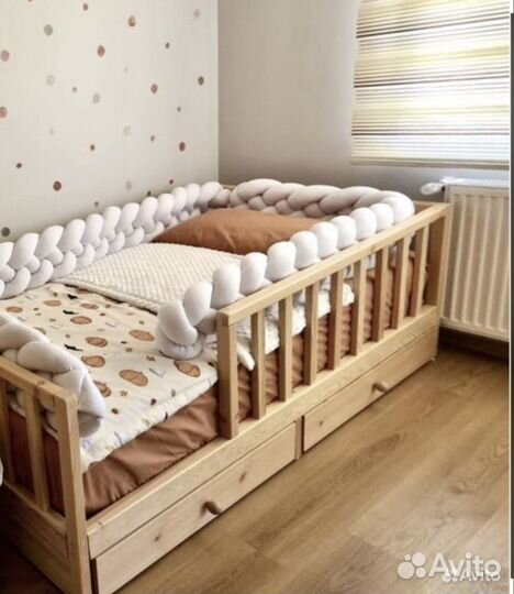 Кровать детская с защитными бортиками