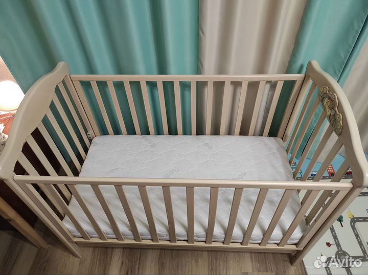 Детская кроватка с матрасом и комод