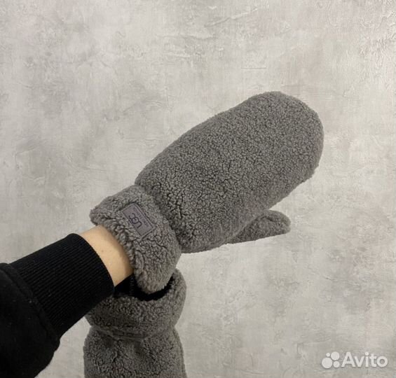 Варежки женские UGG под барашка