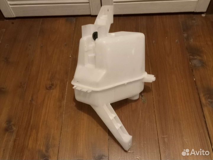 Бачок омывателя Ниссан Тиида