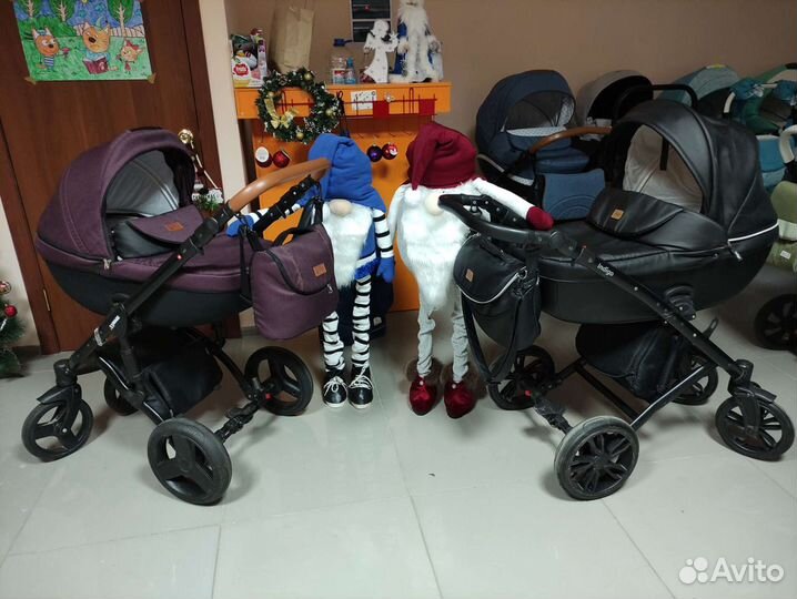 Коляска из черной экокожи