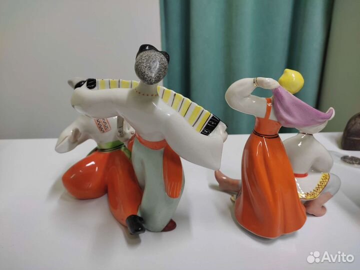 Фарфоровые статуэтки. Плясуны