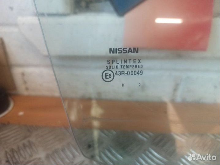 Стекло двери передней правой Nissan Primera