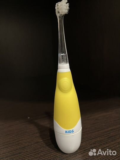 Зубная детская щетка с 2 насадками 0-18 мес