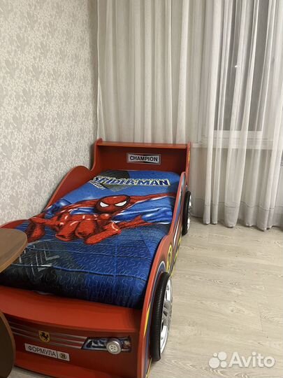 Детская кровать и шкаф