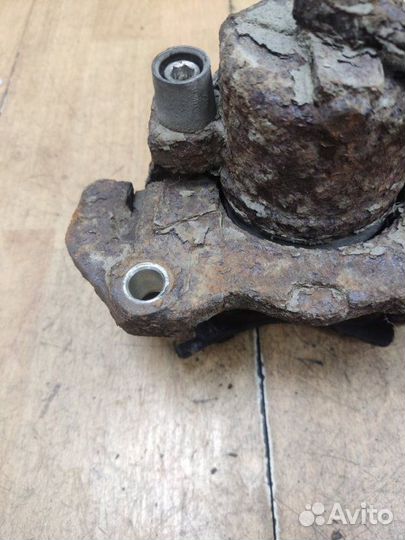 Суппорт передний правый Opel Astra H Z16XE