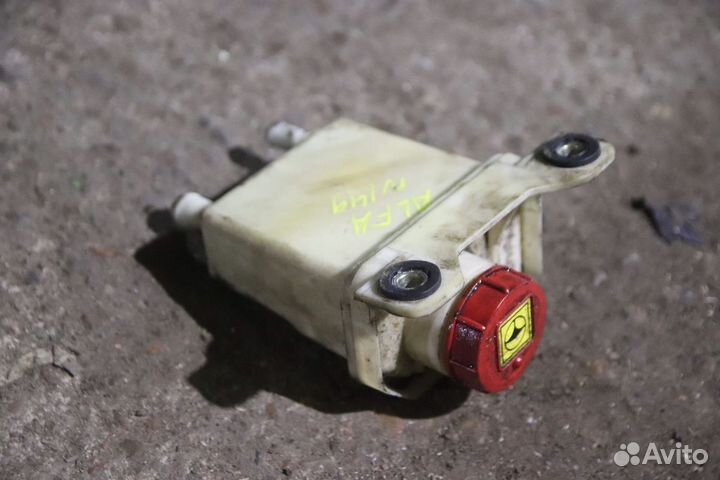 Бачок гур на Альфа Ромео 156 1