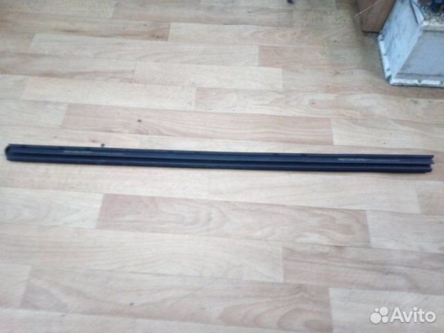 Накладка стекла передняя левая Toyota Avensis 2