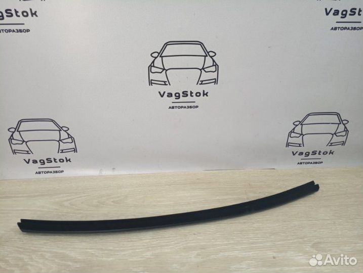 Уплотнитель стекла двери задний правый Audi A4 B8