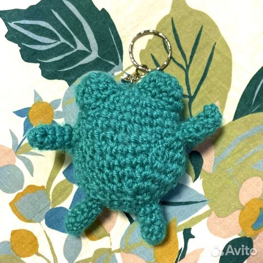 Вязаная игрушка-брелок Лягушка