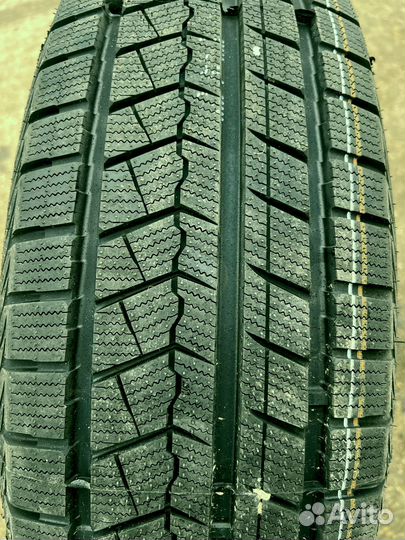 Roadmarch Snowrover 868 235/45 R18 149U