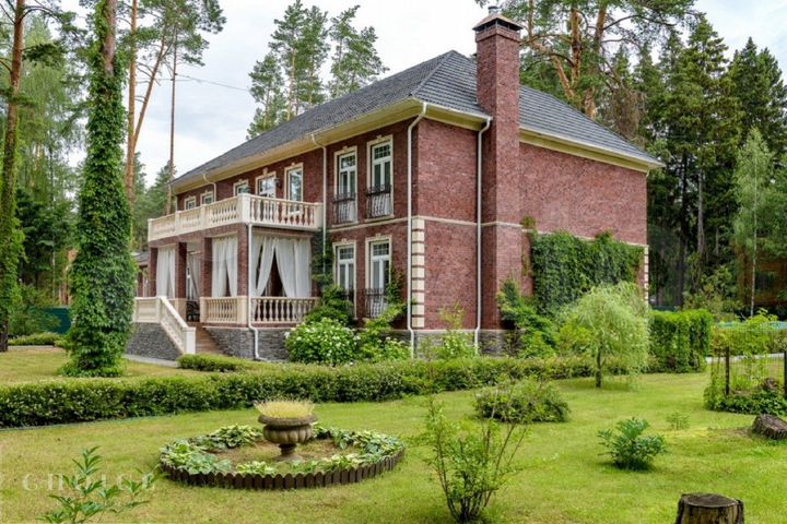 Коттедж 800 м² на участке 61 сот.