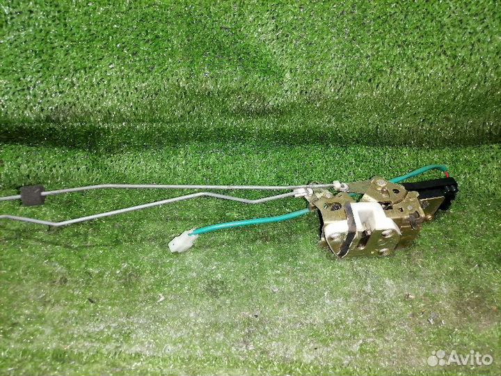 Замок двери задний левый Mazda Demio DW5W