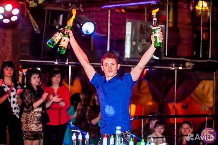 Бармен шоу. Пирамиды из бокалов с шампанским