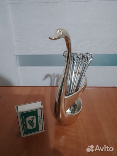 Лебедь с чайными ложками