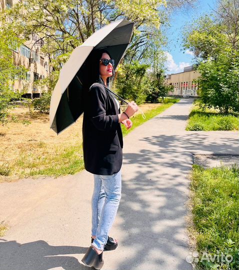 Зонт бежевый - черный обратного сложения