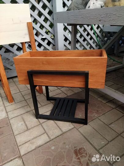 Деревянный ящик под цветы