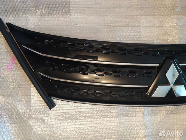 Решетка радиатора Mitsubishi Outlander 4 GM 2022