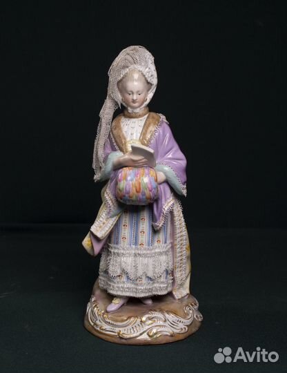 Мейсен. Статуэтка Девушка с муфтой, читающая книгу