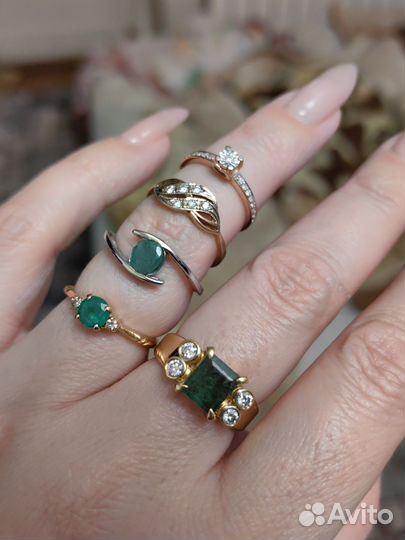 Золотое кольцо с бриллиантами и изумрудом