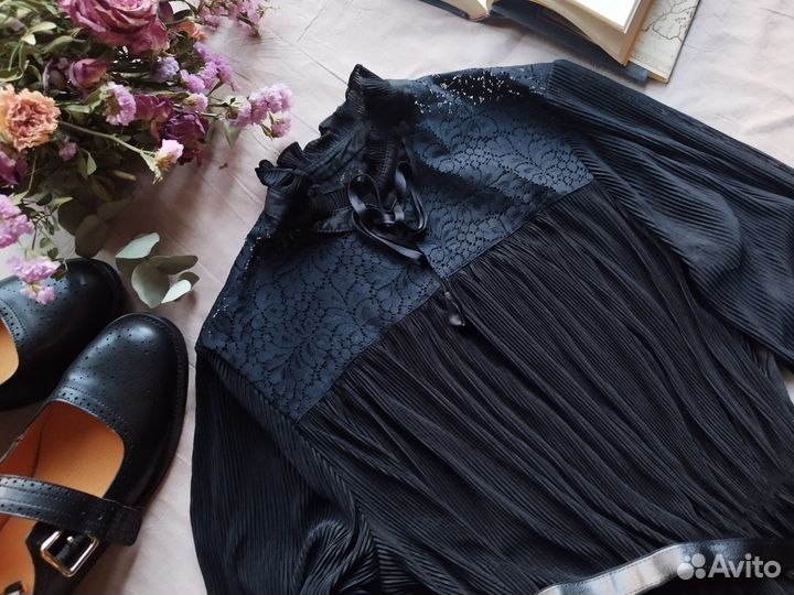 Чёрная винтажная блузка с кружевом и ремешком на т