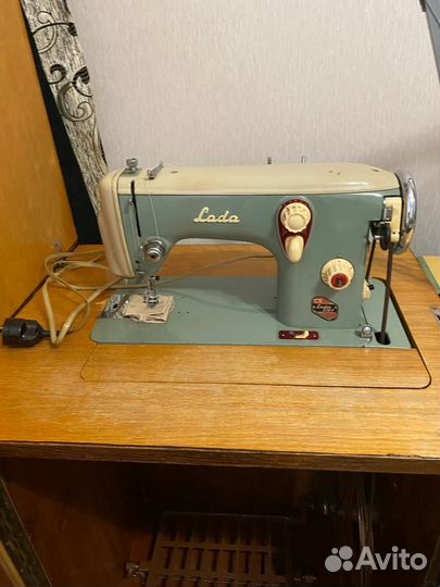 Швейная машина LADA 236-1 со столом (Чехословакия)