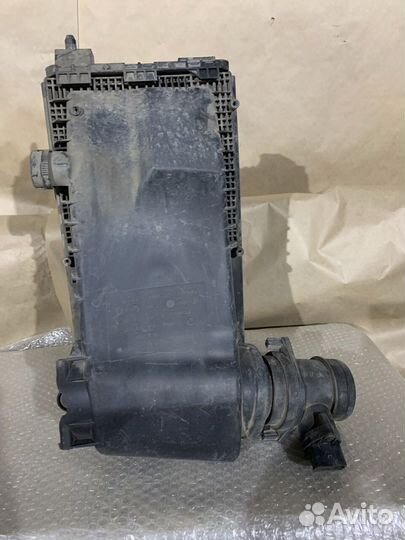 Корпус воздушного фильтра Volkswagen Touareg