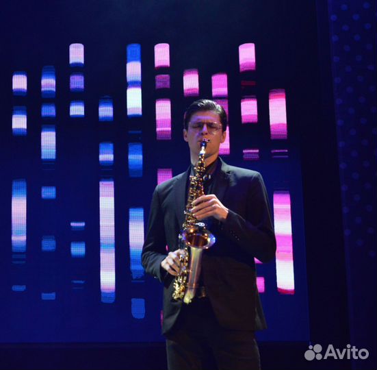 Саксофонист на праздник