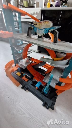 Hot Wheels Сити Невообразимый гараж FTB69 с Акулой