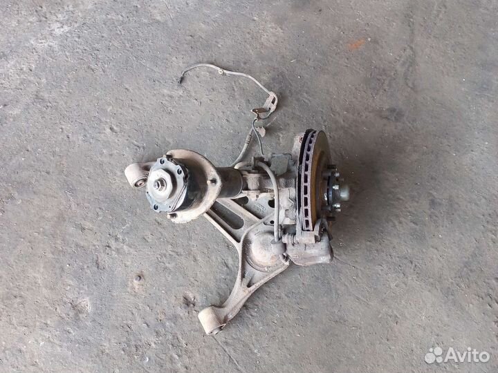 Suzuki grand vitara пр передний кулак 00-05 год