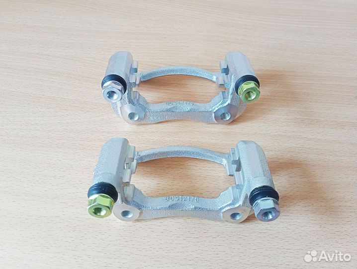 Скоба заднего суппорта Solaris / Rio 3 оригинал