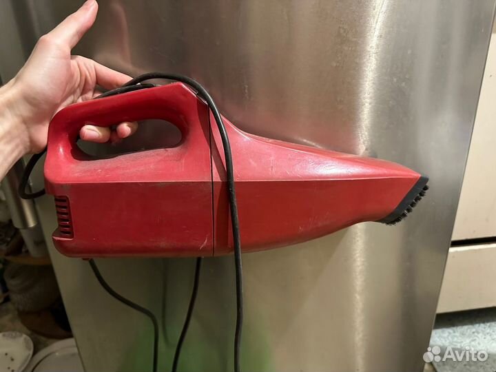 Пылесос ручной Шмель в рабочем состоянии