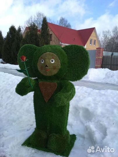 Топиарий. Фигура чебурашки из искусственной травы