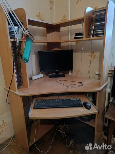 Компьютерный стол вместе с компьютером