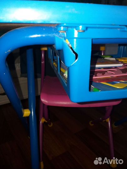 Детский письменный стол и стул