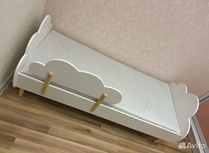 Детская кровать с бортиком
