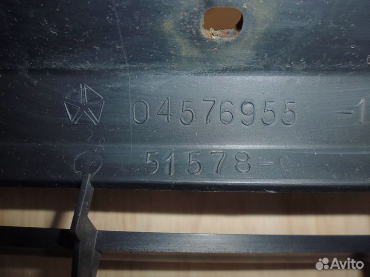 Решетка радиатора Chrysler Voyager/Caravan