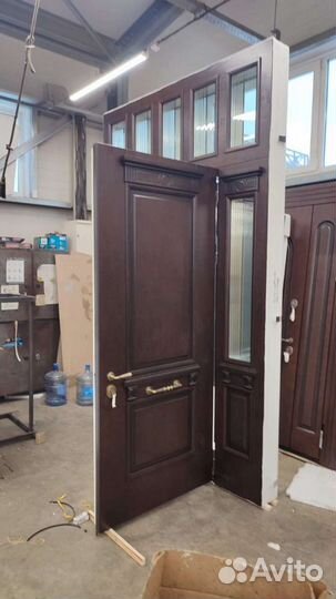 Двери входные в коттедж парадные