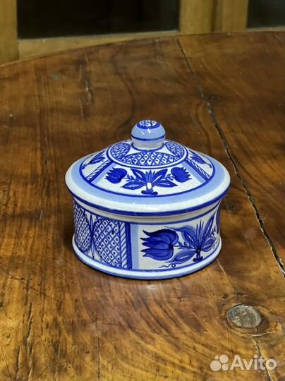 Старинная керамическая шкатулка