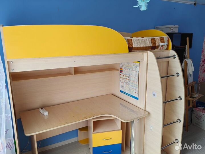 Детская кровать чердак со столом и шкафом