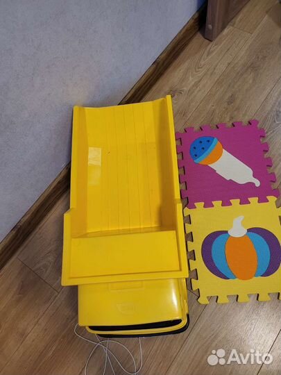 Большой игрушечный грузовик