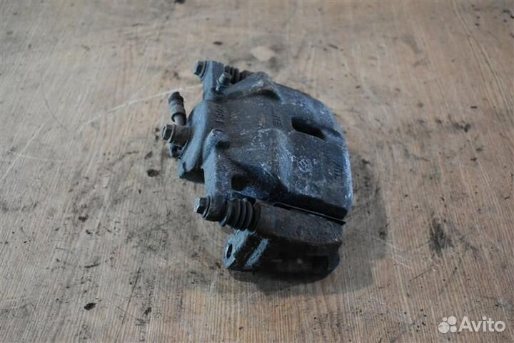 Суппорт передний левый Nissan Qashqai 1 поколение