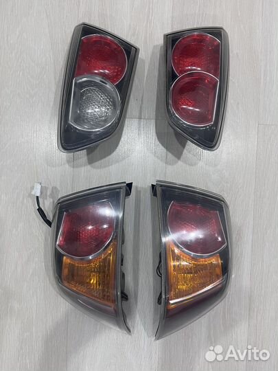 Комплект оригинальных задних фонарей Mitsubishi