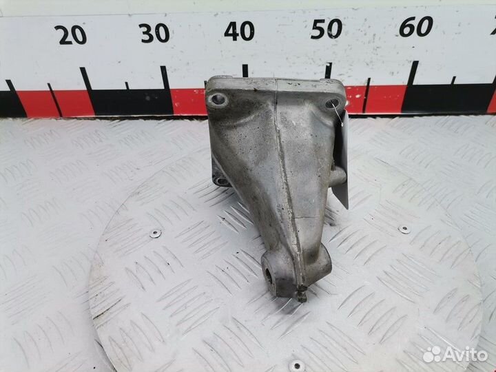 Кронштейн двигателя Mercedes-Benz C-Класс