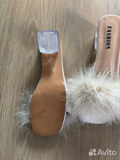 Сабо с перьями