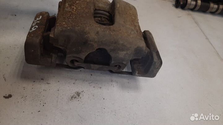 Суппорт передний левый BMW 3